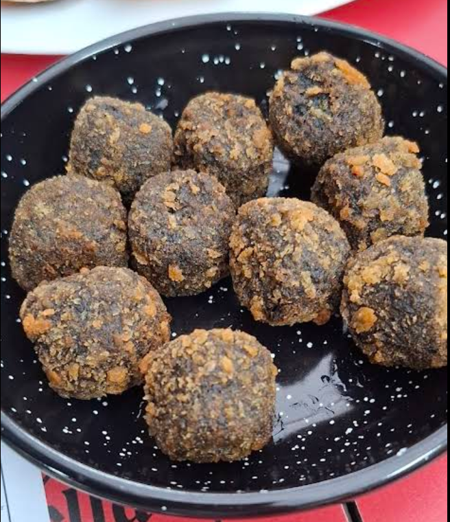Croquetas de chipirón en su tinta